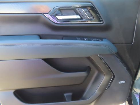 Used 2025 GMC Yukon AT4 w/ AT4 Premium Plus Package image 11