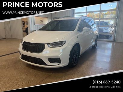 Used 2022 Chrysler Pacifica Touring-L w/ Uconnect Theater Family Group