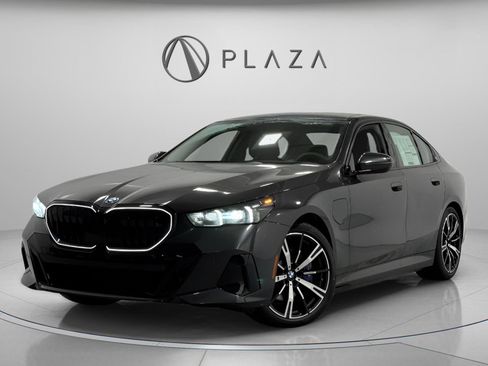 New 2026 BMW 550e xDrive image 1