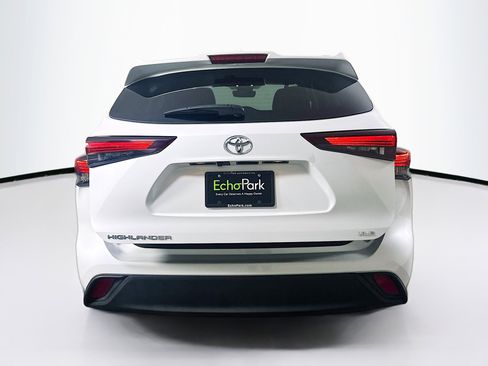 Used 2024 Toyota Highlander XLE image 7