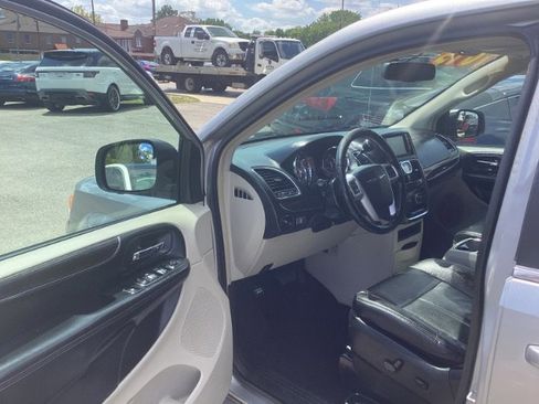 Used 2016 Chrysler Town & Country Touring image 5