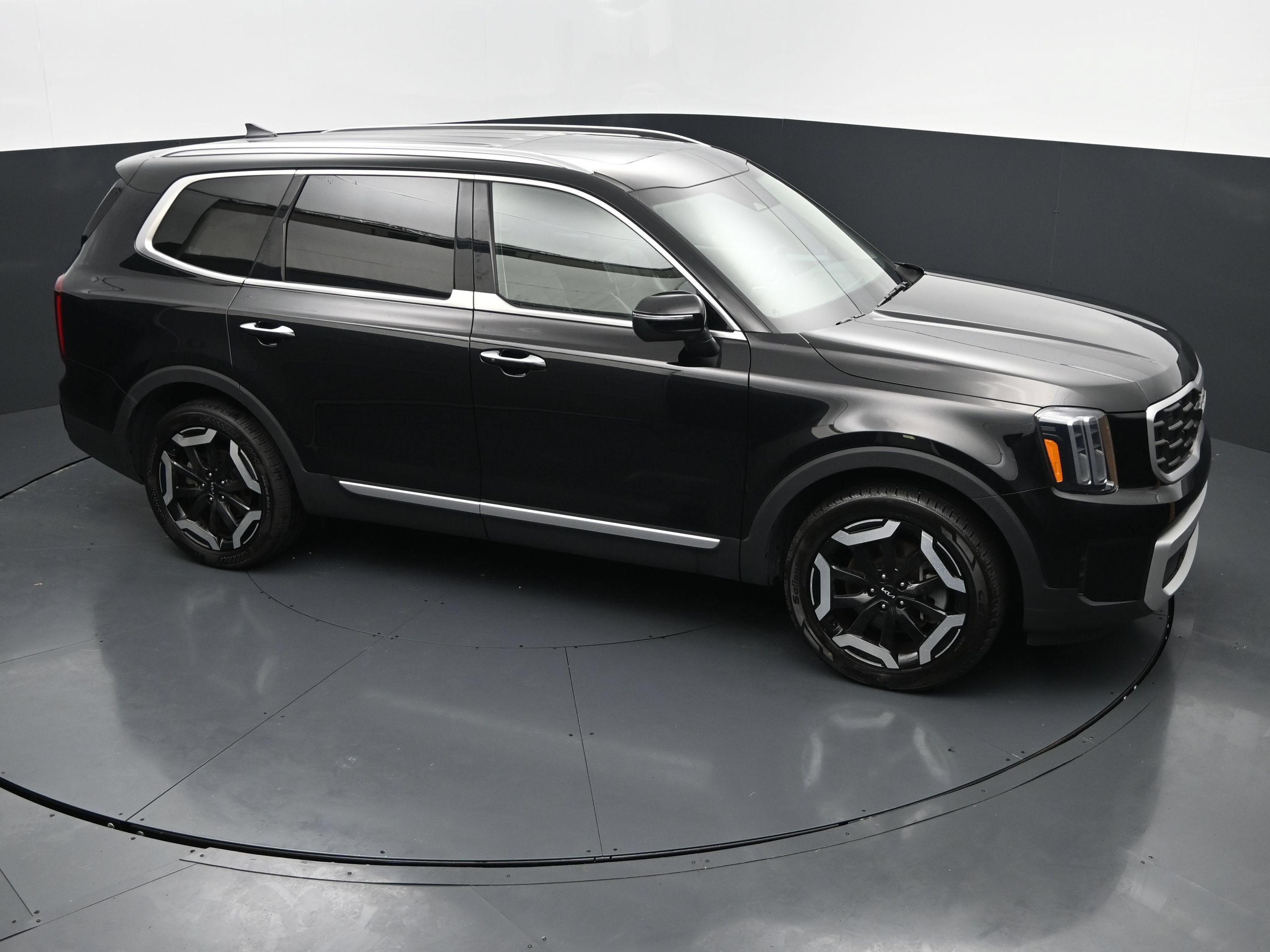 Used 2025 Kia Telluride S FWD image 32
