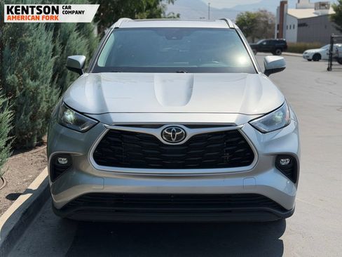 Used 2025 Toyota Highlander XLE AWD/4WD image 2