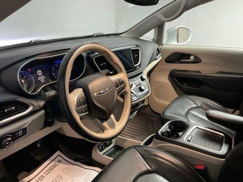 Used 2020 Chrysler Pacifica Limited FWD image 11
