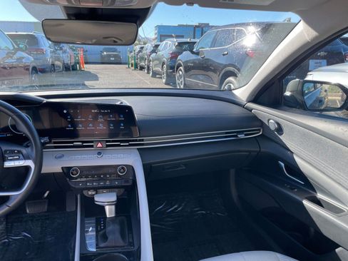 Used 2025 Hyundai Elantra Limited image 35