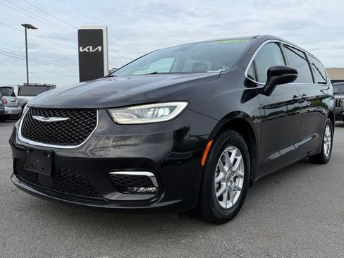 Used 2023 Chrysler Pacifica Touring-L FWD image 3