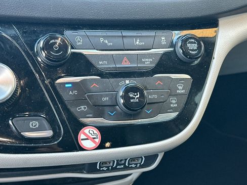 Used 2023 Chrysler Pacifica Touring-L image 23