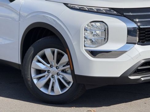 New 2025 Mitsubishi Outlander ES image 2
