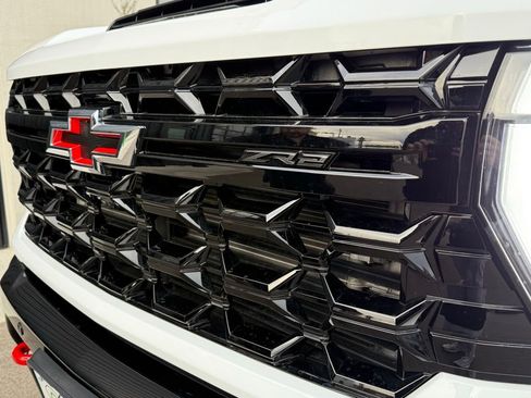 Used 2025 Chevrolet Silverado 2500 ZR2 w/ Technology Package image 11