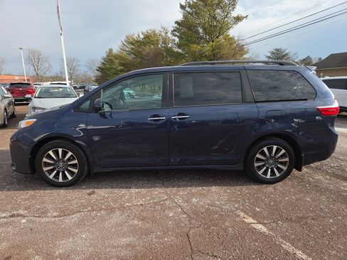 Certified 2019 Toyota Sienna XLE image 6