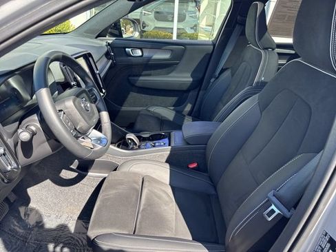 Used 2025 Volvo XC40 B5 Plus AWD/4WD image 18
