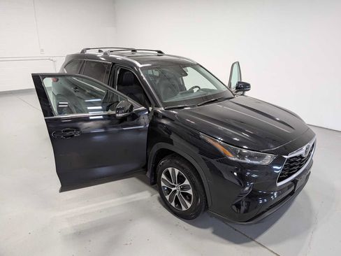 Used 2021 Toyota Highlander XLE AWD/4WD image 16