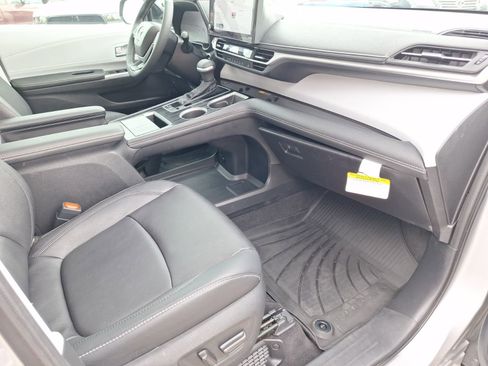 Used 2025 Toyota Sienna XSE FWD image 30