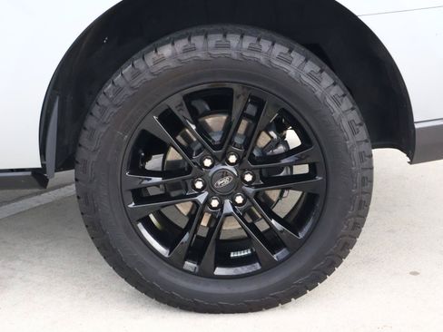 Used 2024 Ford Expedition XLT RWD image 9