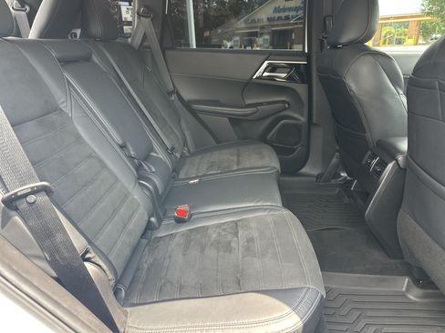 Used 2023 Mitsubishi Outlander SE FWD image 15