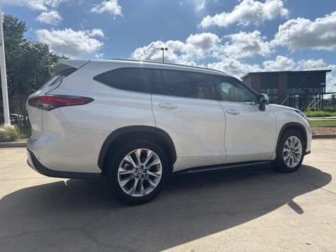 Used 2020 Toyota Highlander Limited FWD image 13
