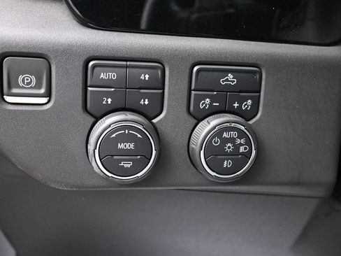 Used 2024 Chevrolet Silverado 1500 LT Trail Boss w/ Convenience Package II AWD/4WD image 15