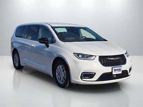 Used 2024 Chrysler Pacifica Touring-L image 3