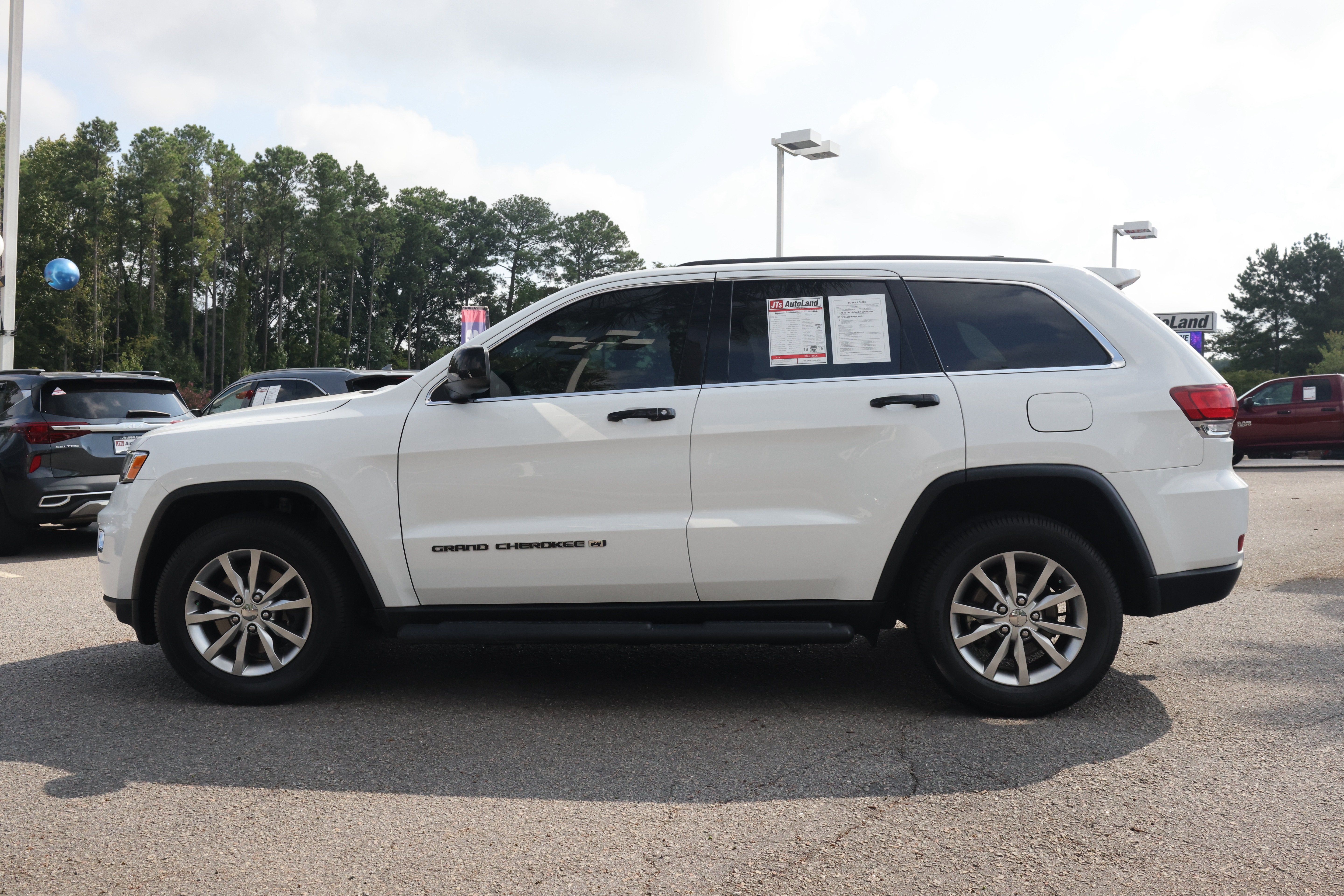 Used 2022 Jeep Grand Cherokee Laredo E AWD/4WD image 2