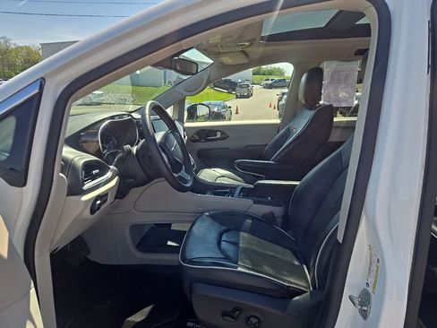 Used 2023 Chrysler Pacifica Limited image 6