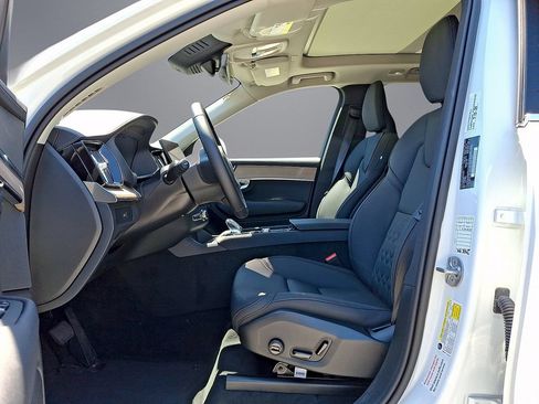Certified 2025 Volvo XC90 B6 Plus AWD/4WD image 17