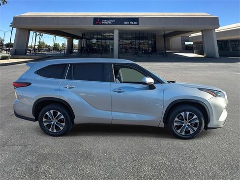Used 2023 Toyota Highlander XLE image 7