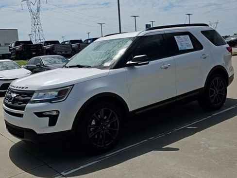 Used 2018 Ford Explorer XLT w/ Equipment Group 202A FWD image 4