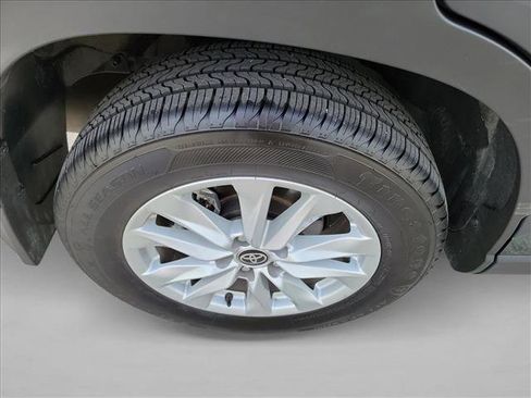 Used 2025 Toyota Corolla Cross LE FWD image 11