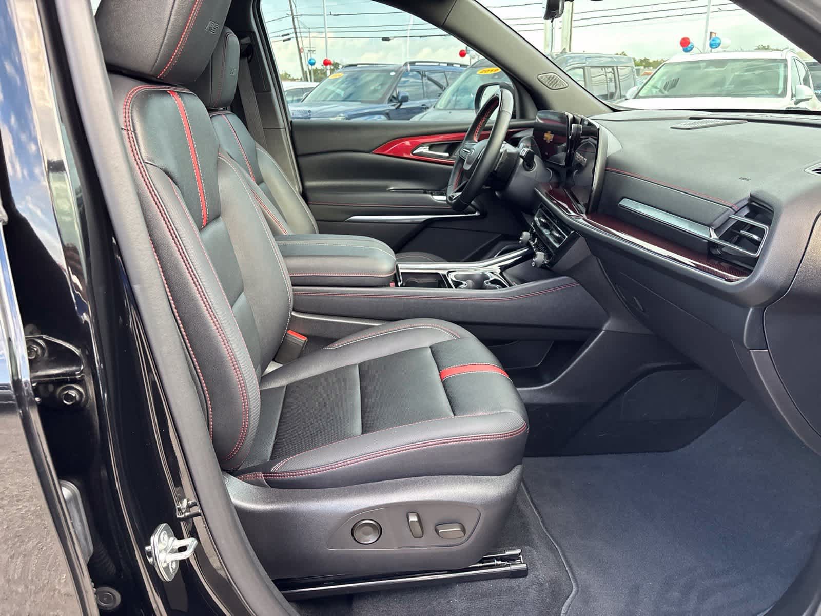 Used 2025 Chevrolet Traverse RS FWD image 13