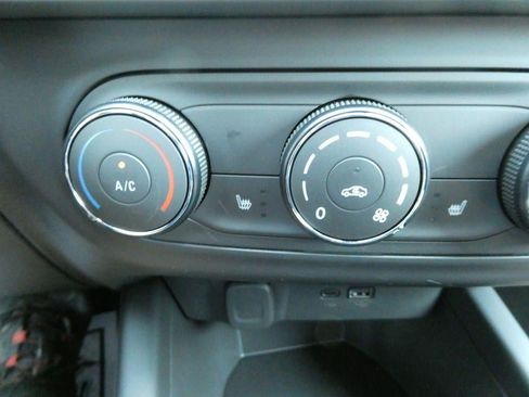 New 2026 Chevrolet Trax RS w/ Sunroof Package FWD image 19