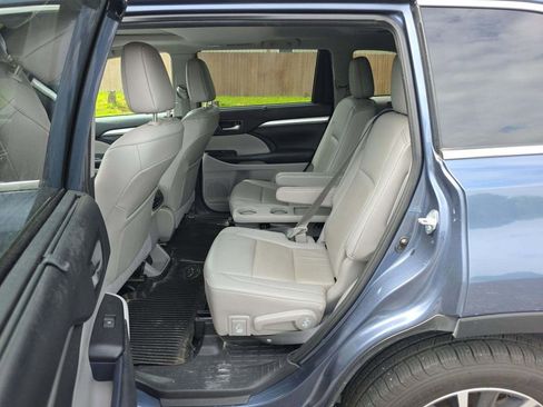 Used 2019 Toyota Highlander XLE AWD/4WD image 5