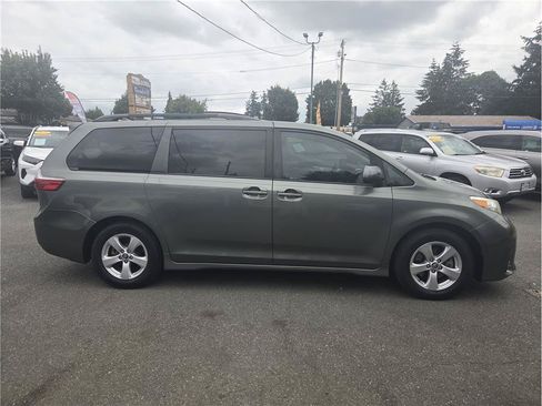 Used 2020 Toyota Sienna LE FWD image 3