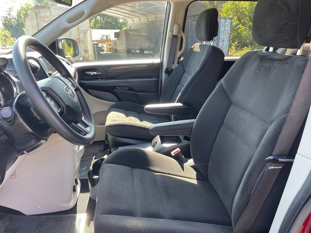 Used 2019 Dodge Grand Caravan SE w/ UConnect Hands-Free Group FWD image 2