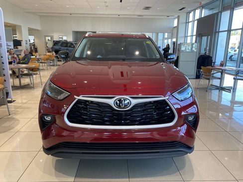 New 2026 Toyota Highlander XLE image 2