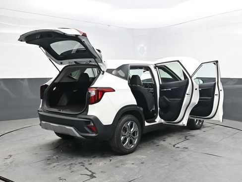 Used 2024 Kia Seltos LX AWD/4WD image 37