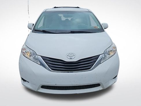 Used 2013 Toyota Sienna LE w/ Towing Pkg image 2