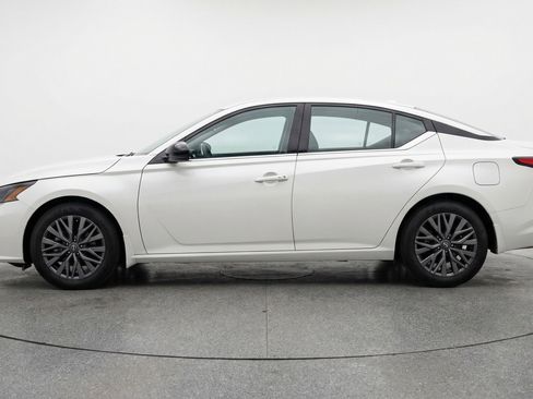 Used 2025 Nissan Altima 2.5 SV FWD image 5