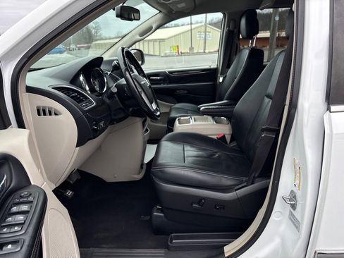 Used 2016 Chrysler Town & Country Touring image 10