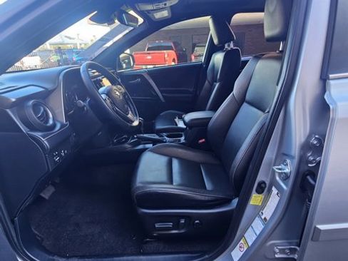 Used 2018 Toyota RAV4 SE image 12