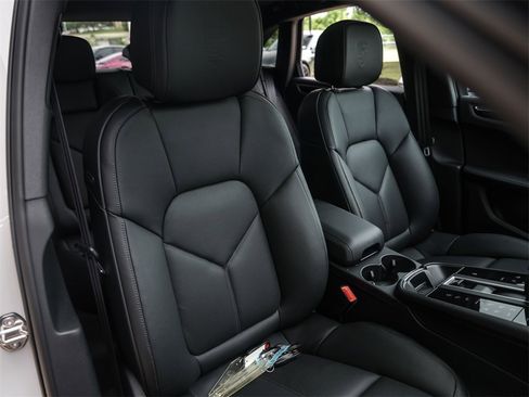 Certified 2025 Porsche Macan image 35