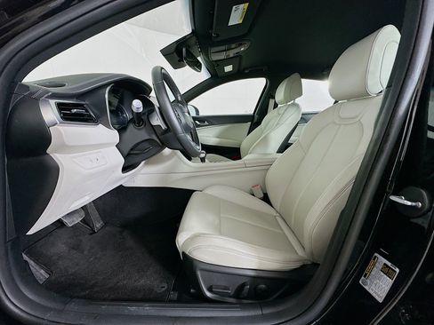 Used 2025 Genesis G70 2.5T image 13