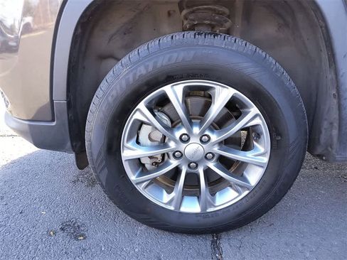 Used 2019 Jeep Cherokee Latitude Plus w/ Comfort/Convenience Group image 10