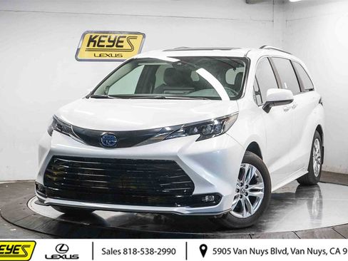 Used 2025 Toyota Sienna XLE w/ XLE Plus Package image 1