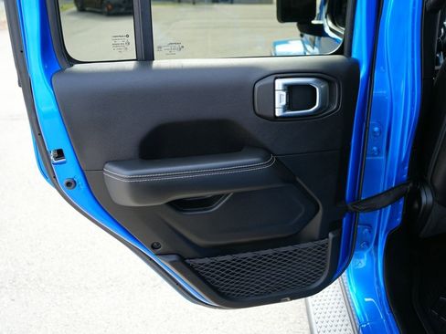 Used 2020 Jeep Gladiator Overland w/ Popular Equipment Package image 23