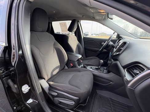 Used 2019 Jeep Cherokee Latitude w/ Cold Weather Group image 10