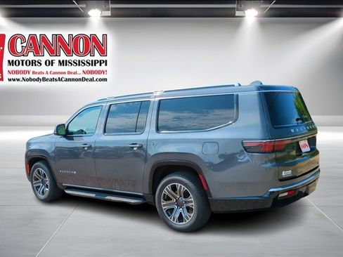 Used 2023 Jeep Wagoneer L Series II image 3