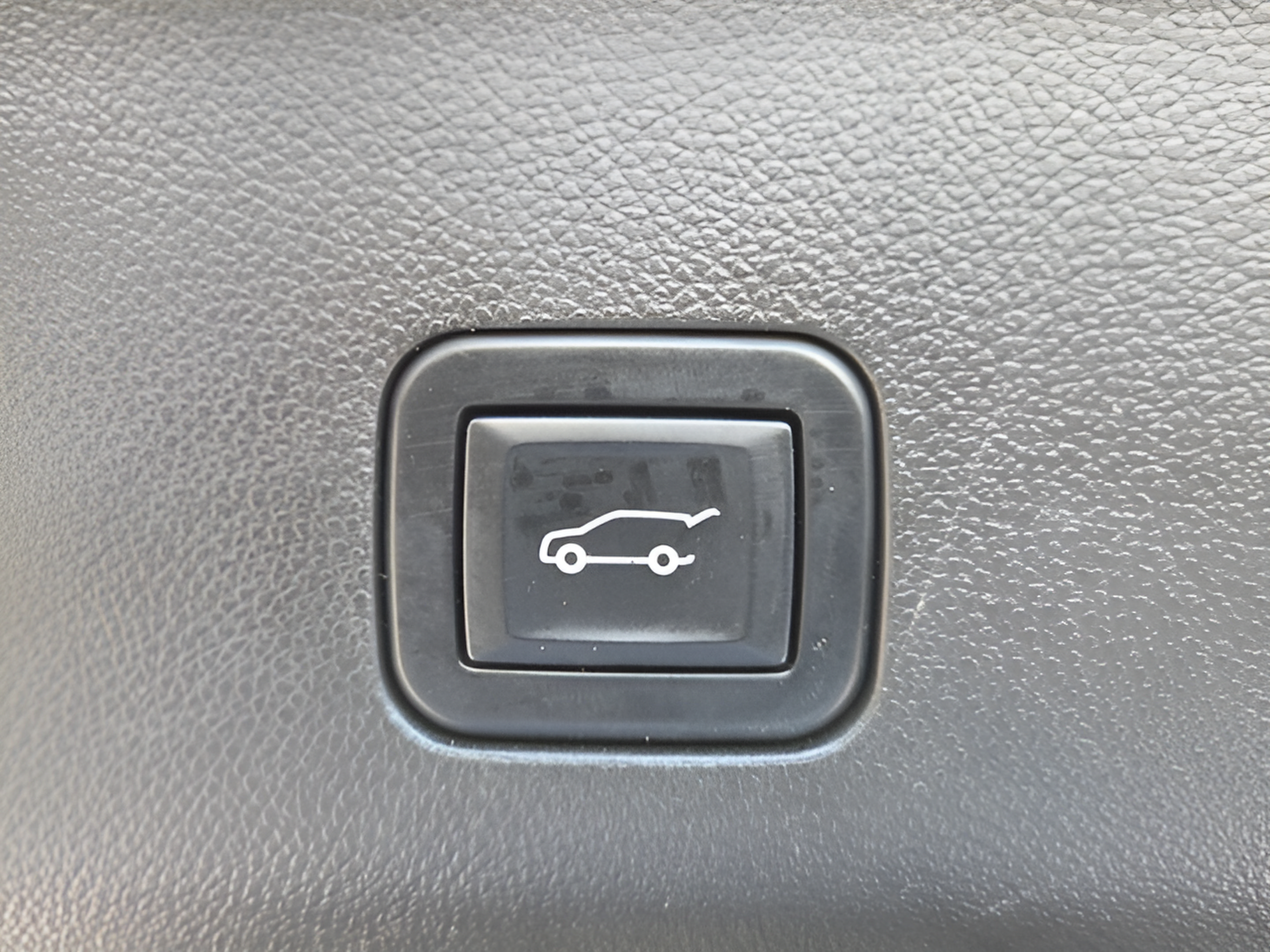 Used 2022 Chevrolet Suburban High Country RWD image 14