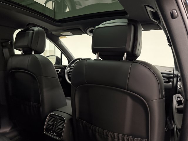 Certified 2026 Porsche Macan AWD/4WD image 25