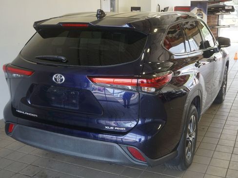 Used 2022 Toyota Highlander XLE AWD/4WD image 15