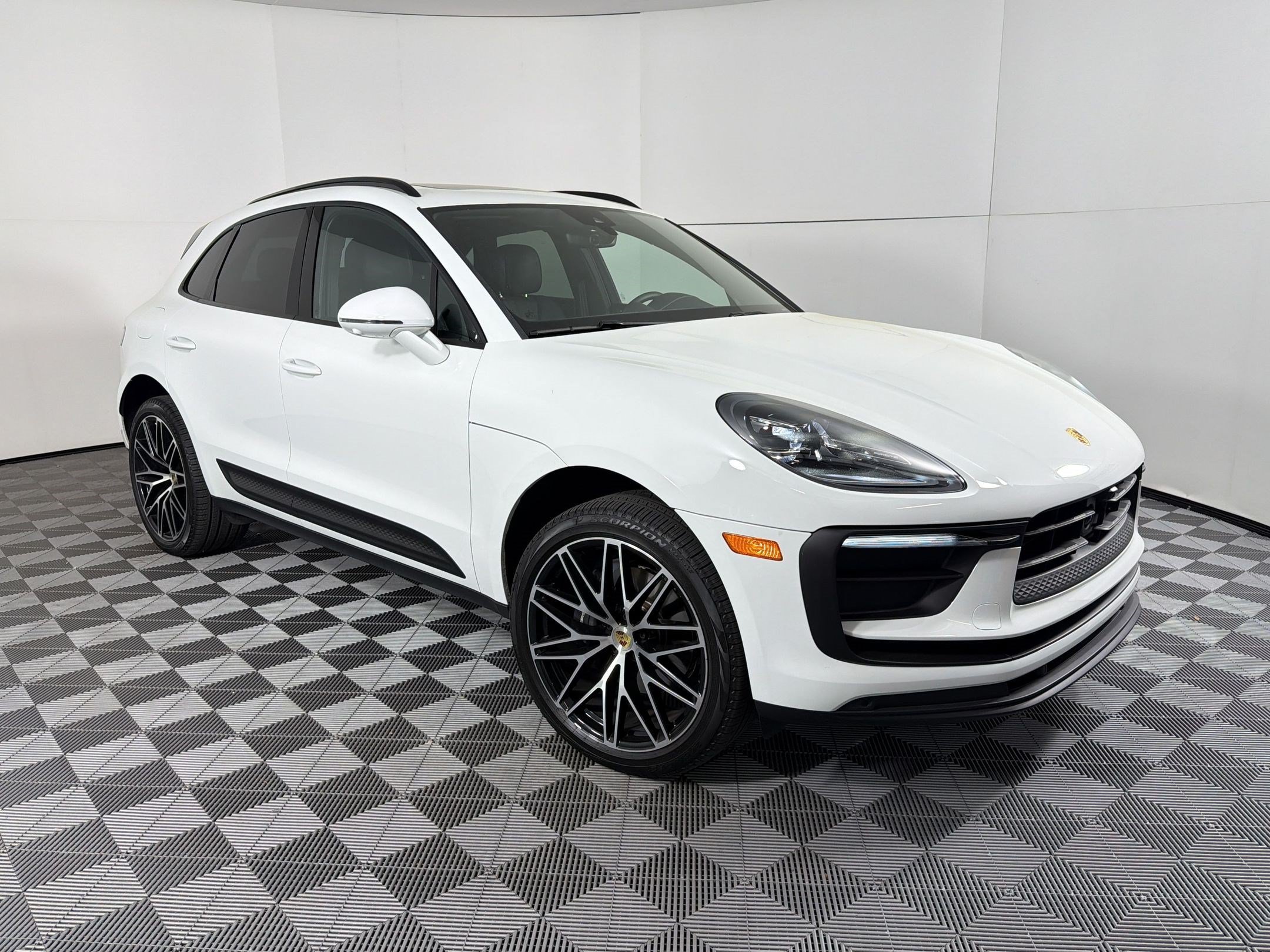 Certified 2026 Porsche Macan AWD/4WD image 7